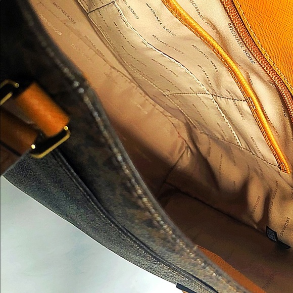 GUC Michael Kors, Signature Print Logo, Leather Tote - Picture 13 of 16